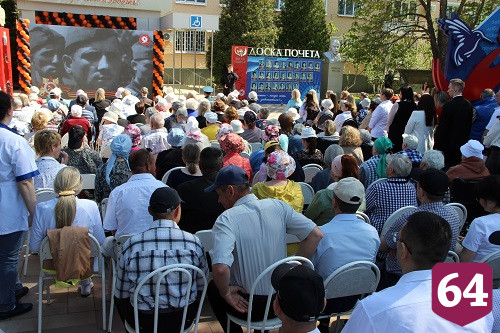 Герой России Александр Янклович поздравил с Днем Победы ветерана, проживающую в Энгельсском доме-интернате